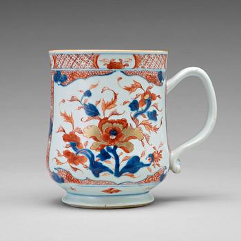 698. A large imari tankard, Qing dynasty, early 18th Century.