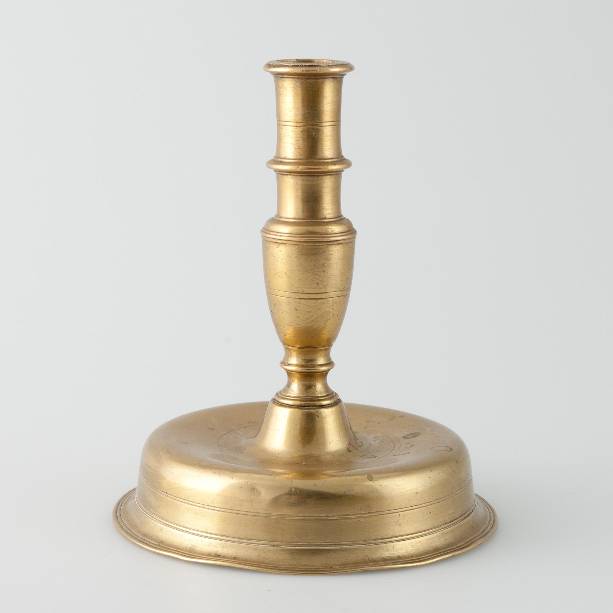 KYNTTILÄNJALKA, messinkiä, luultavasti Espania/Flanderi 1600-luku.