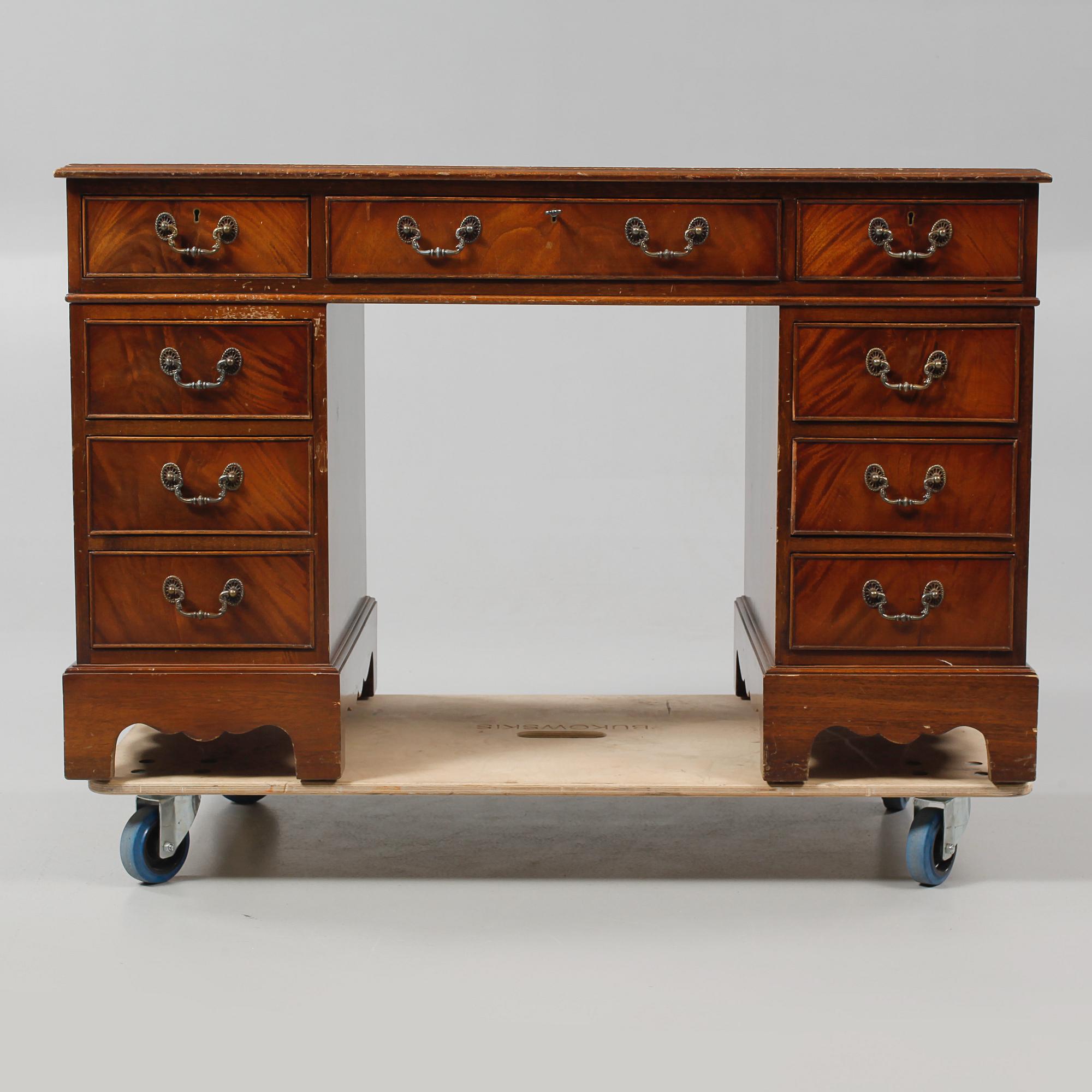 SKRIVBORD, Engelsk stil, 1900-talets andra hälft.