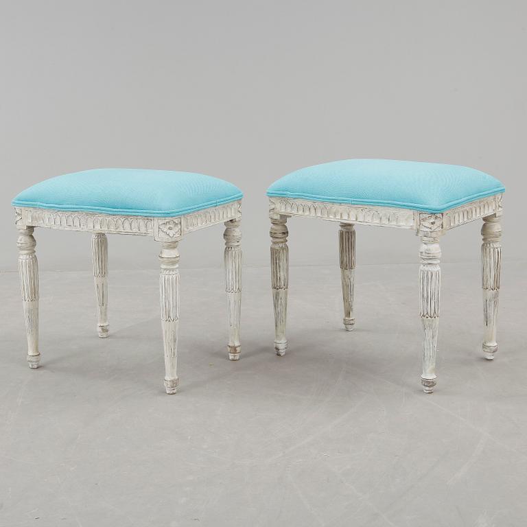 TABURETTER, ett par, gustaviansk stil, omkring 1900-tal.