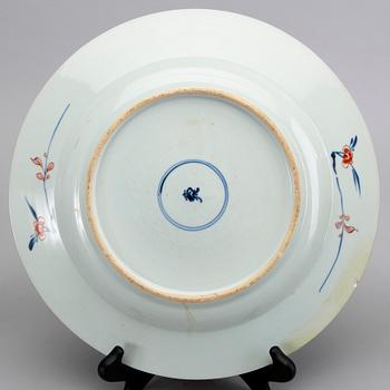 Fat samt tallrikar 2 st Kina Qianlong (1736-95) porslin.