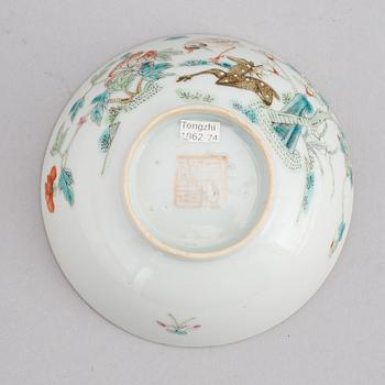 A Chinese crane and deer bowl, around the year 1900.