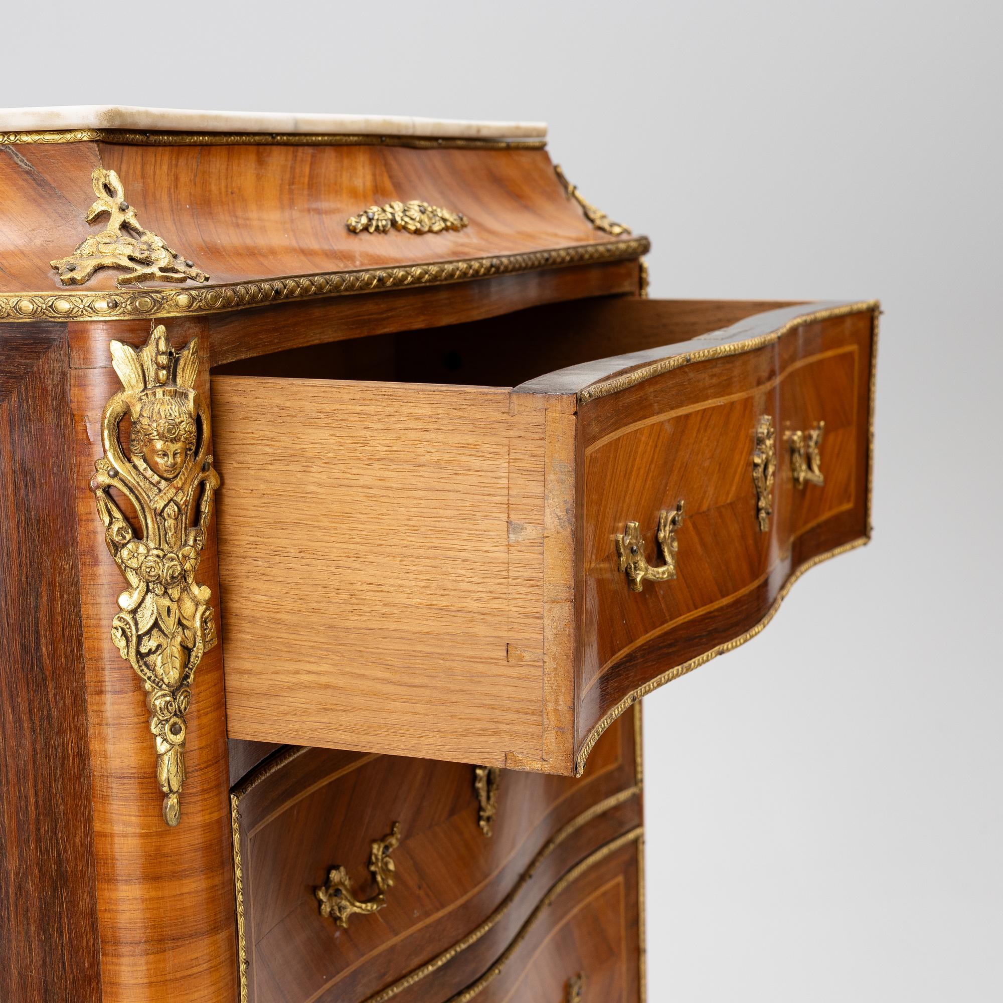 Chest of drawers, Louis XV style, France, first half of the 20th century.