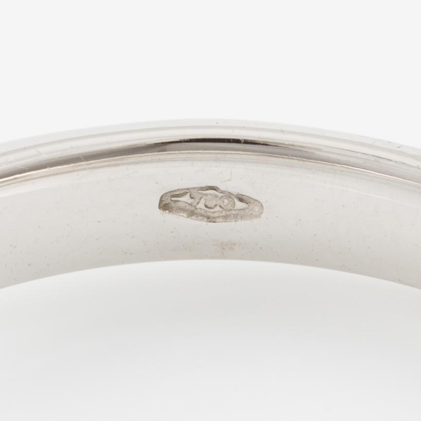 Solitaire ring in 18K white gold with brilliant-cut 
diamond.