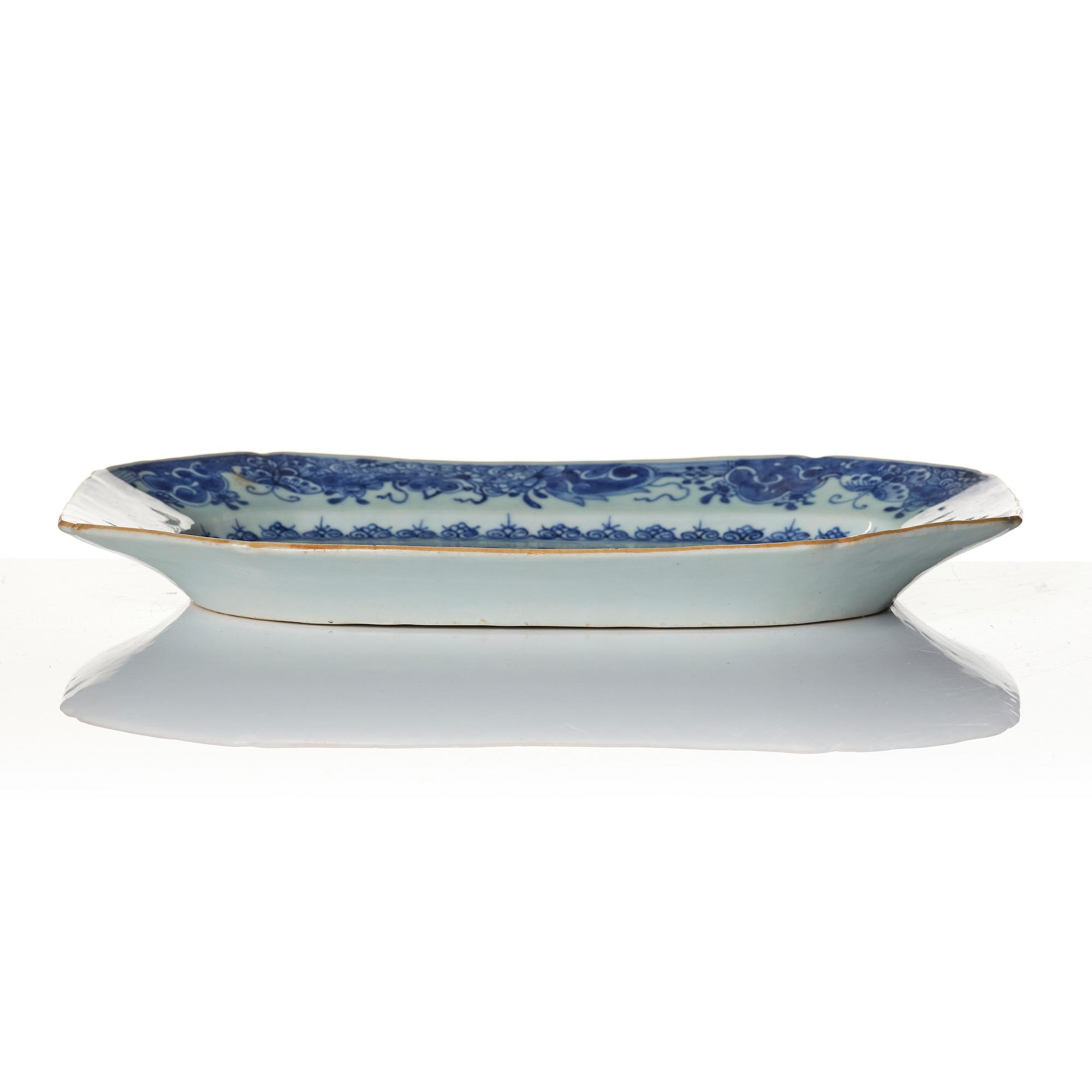 A blue and white serving dish, Qing dynasty, Qianlong (1736-95).