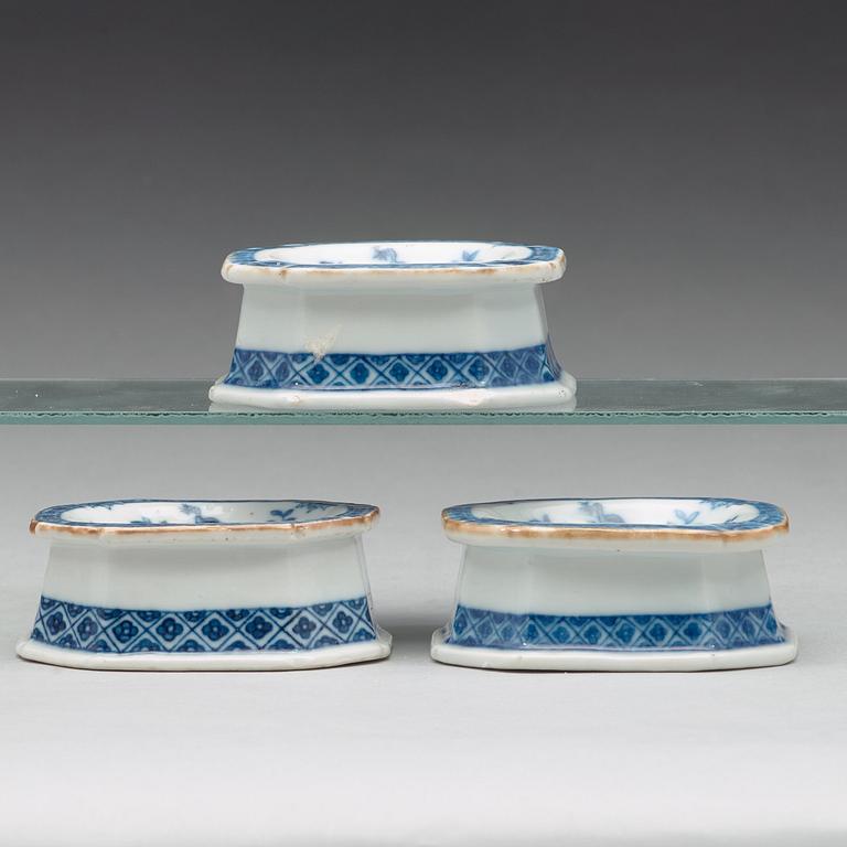 SALTKAR, tre stycken, vapenporslin. Qingdynastin, Qianlong (1736-95).