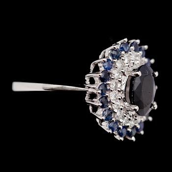 RING, 10 k vitguld, safirer tot  ca 2.96 ct samt briljantslipade diamanter tot 0.53 ct.