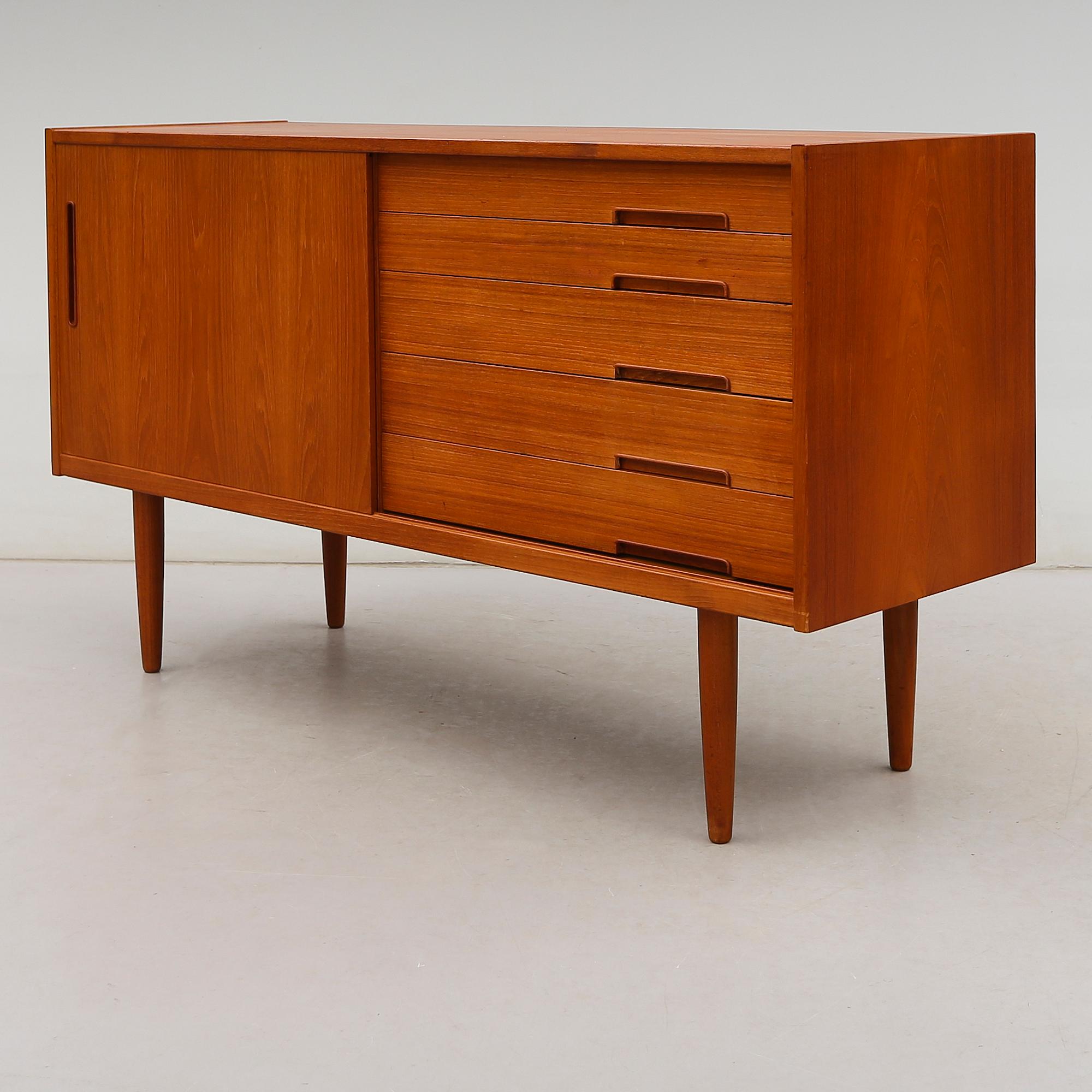 SIDEBOARD, "Lyon", Nils Jonsson, Troeds, 1900-talets andra hälft.