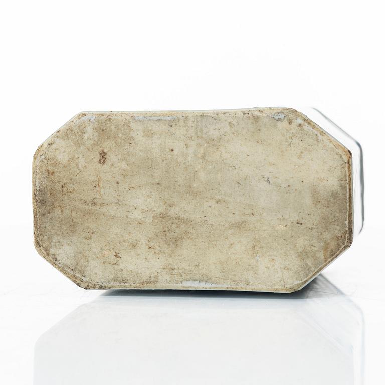 A blue and white tea caddy, Qing dynasty, Kangxi (1662-1722).