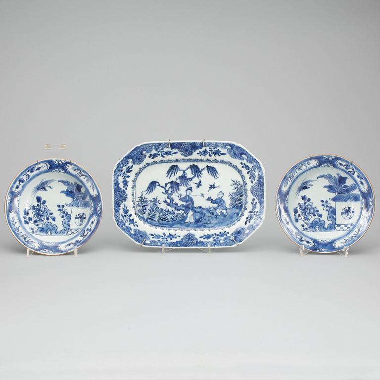 STEKFAT samt BÄRTALLRIKAR, 2 st, porslin, Qingdynastin 1700/1800-tal.