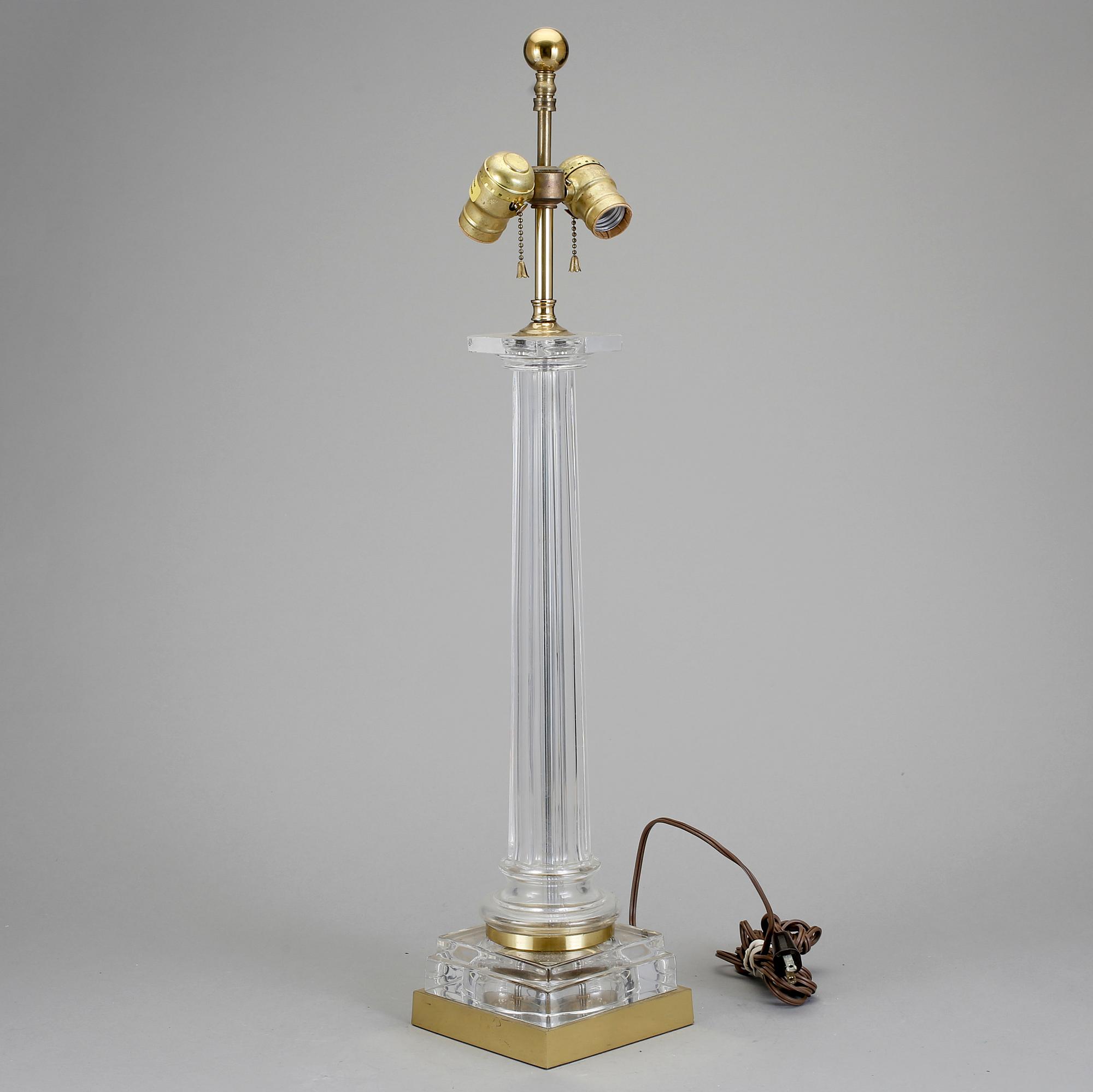 BORDSLAMPA, mässing och glas. Chapman, England, 1970-tal.