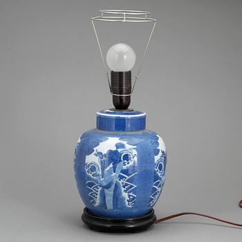 BORDSLAMPA, porslin, Kina, 1900-tal.