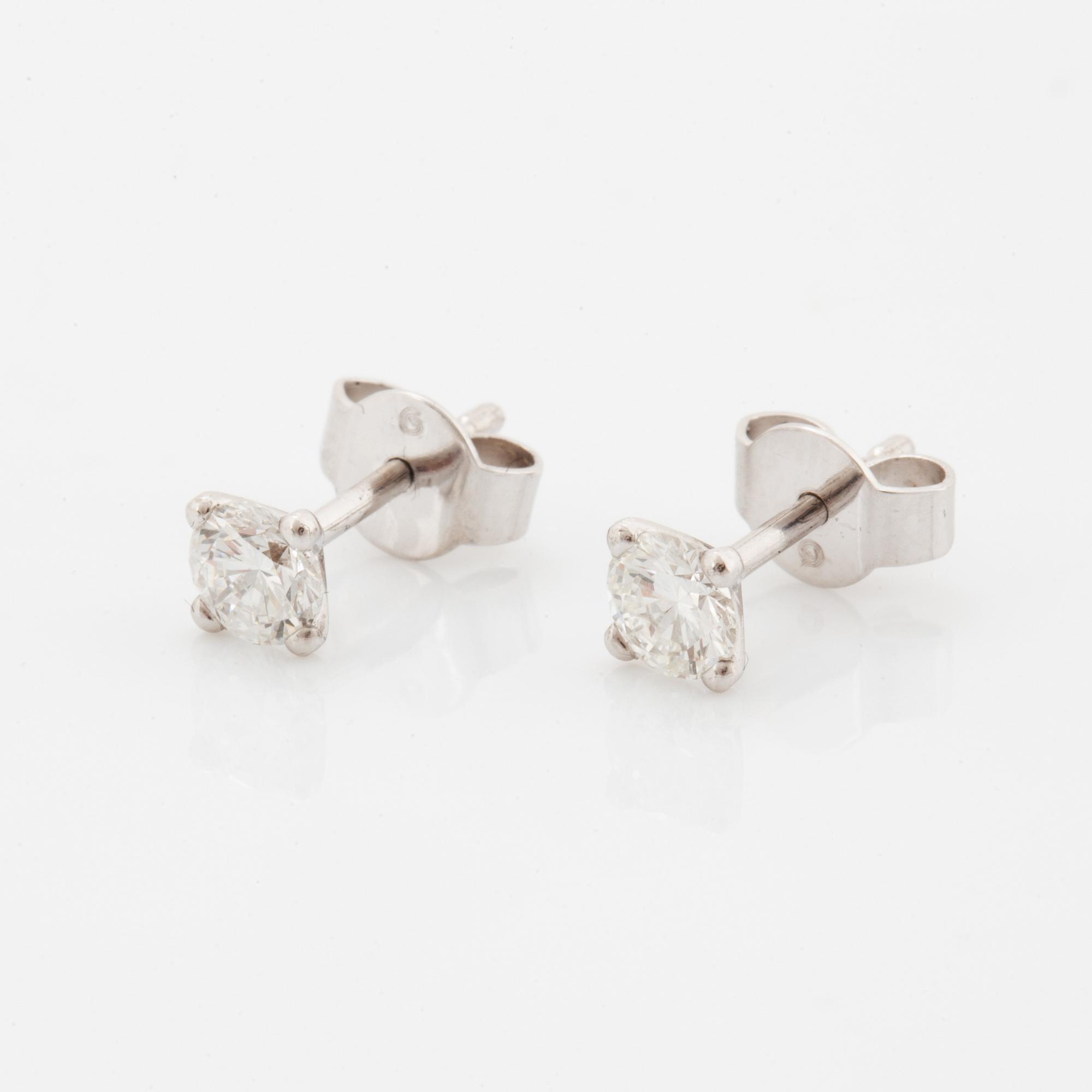 Örhängen med briljantslipade diamanter.