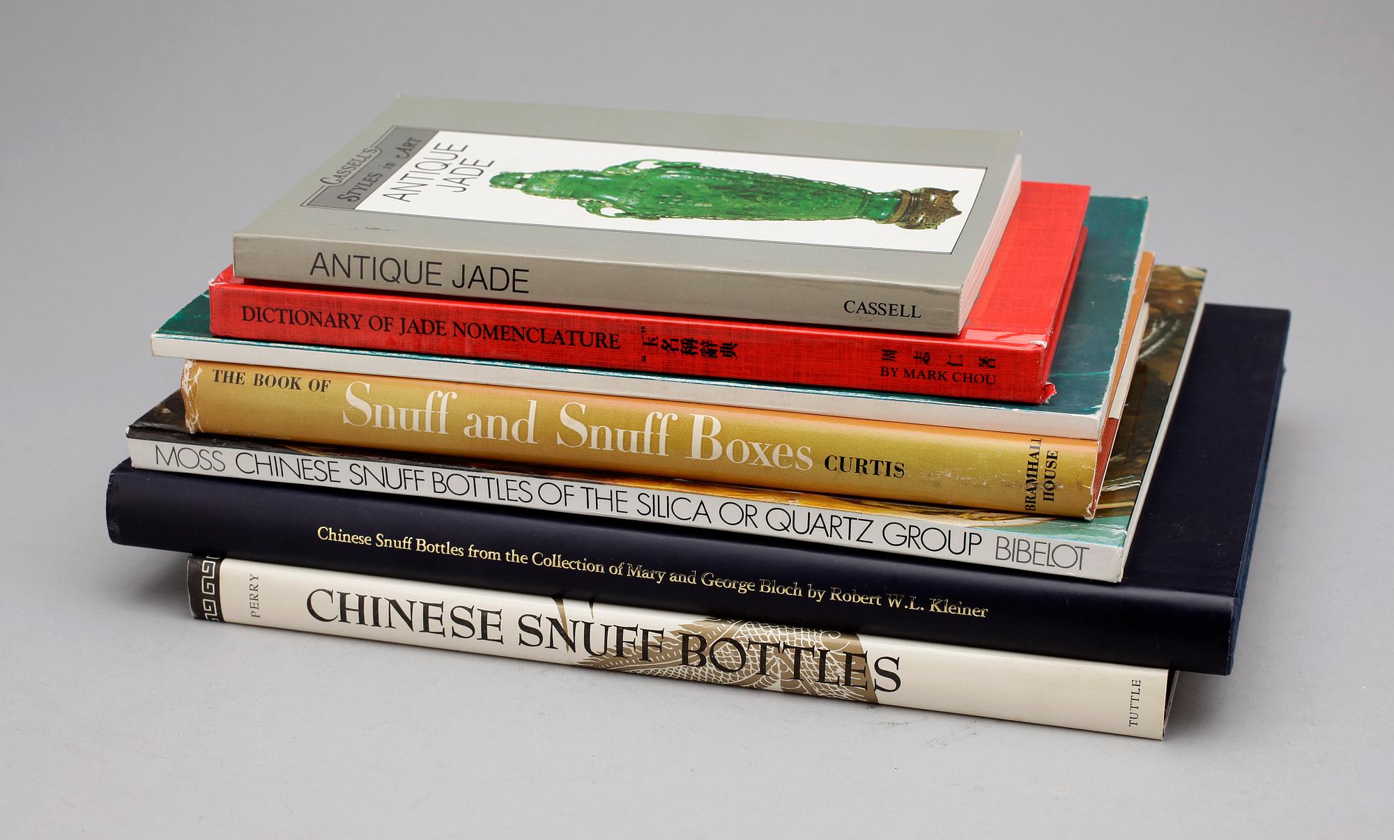 PARTI SNUSFLASKOR OCH JADE LITTERATUR, 7 delar, bl a "Antique Jade", Oscar Luzzatto-Bilitz, Italien 1987.