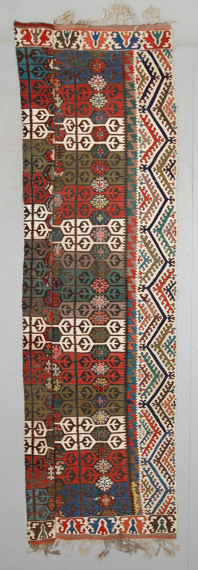 MATTA, Kelim. Ca 390 x 114 cm.