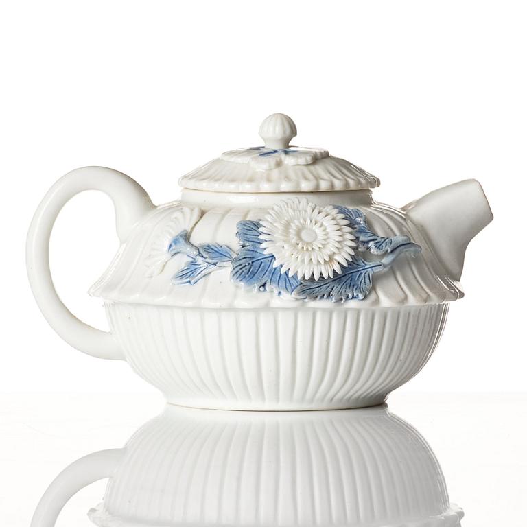 A blue and white tea pot with cover, Qing dynasty, Kangxi (1662-1722).