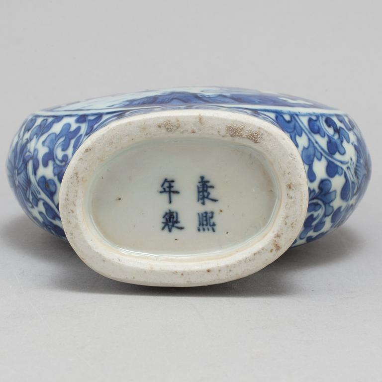 A blue and white moon flask, Qing dynasty, Guangxu (1874-1908).