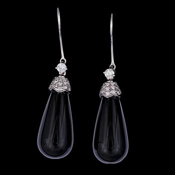 1281. A pair of black onyx and brilliant cut diamond earrings, tot. 0.45 cts.