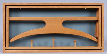 GARDEROBSHÄNGARE, etikettmärkt Virum Möbelsnedkeri. Danmark.