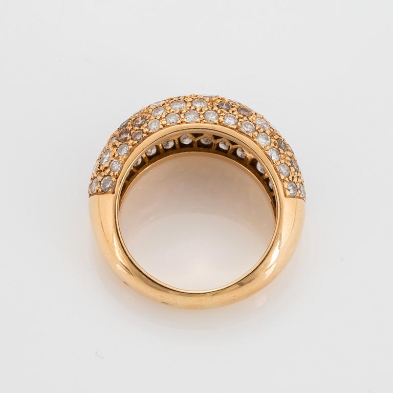 A Cartier "Sauvage" ring in 18K gold set with white and brown round brilliant-cut diamonds.