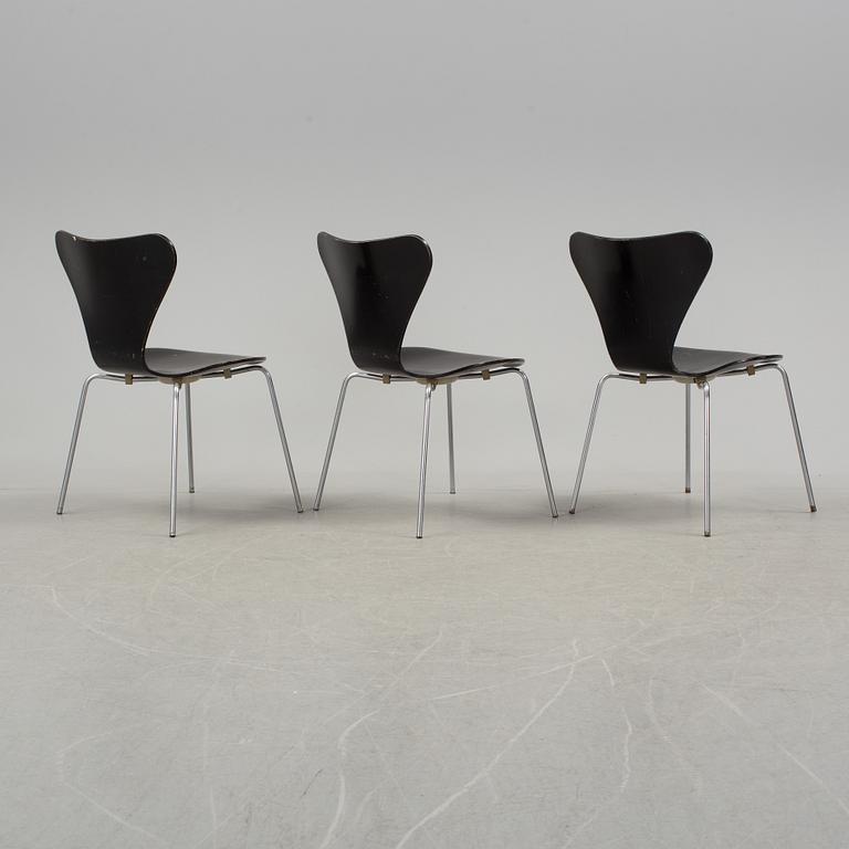 ARNE JACOBSEN, three chairs, "Sjuan", Fritz Hansen, 1974.