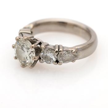 Ring, 18k guld med 5 diamanter.