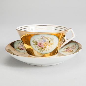 TEKOPPAR med FAT, 5 st, porslin, Kuznetsov, Ryssland 1890-1913.