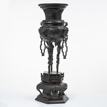 A large Japanese bronze censer, Meiji (1898-1912).