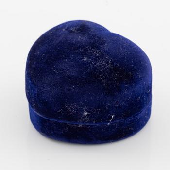 Ring in 18K white gold set with a cabochon-cut sapphire and brilliant-cut diamonds, Kenneth Magnell.