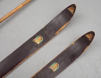 SKIDOR, ett par, märkta "Mora Nisses",Tobo Bruk AB samt stavar, 1900-talets mitt.