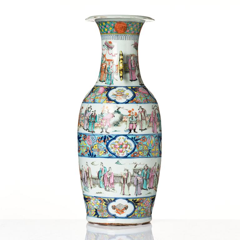 A large famille rose vase, Qing dynasty, 19th century.