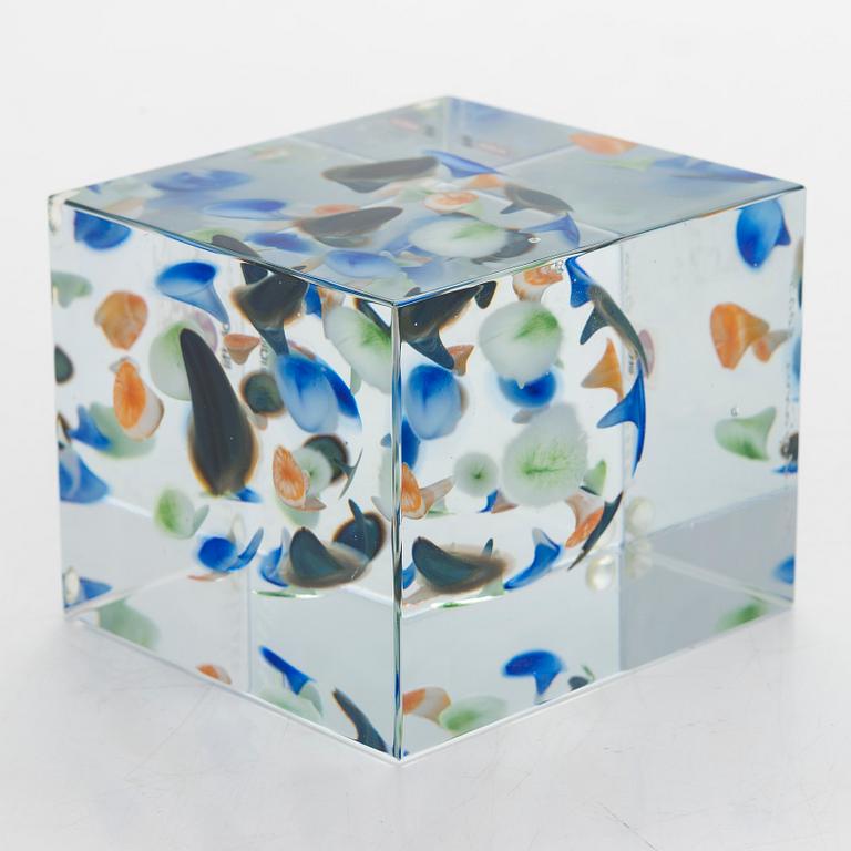 Oiva Toikka, annual glass cube, signed Oiva Toikka Nuutajärvi 2005, numbered 456/2000.