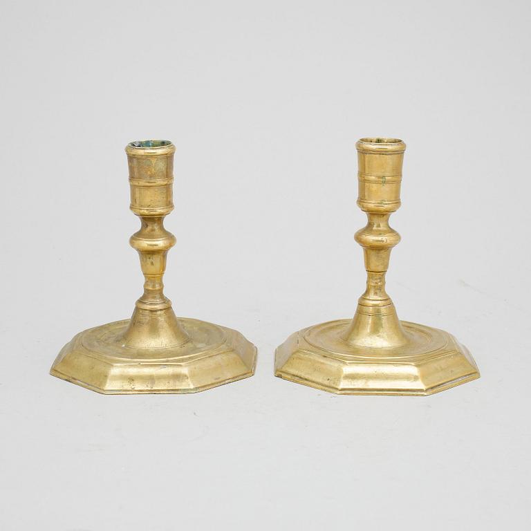 LJUSSTAKAR, 2 st snarlika, mässing, barock 1700-tal.