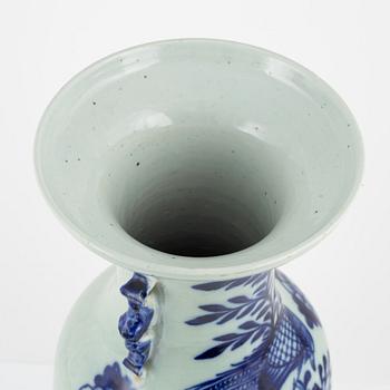 A large Chinese porcelain vase, late Qing dynasty, 19th Cnetury.