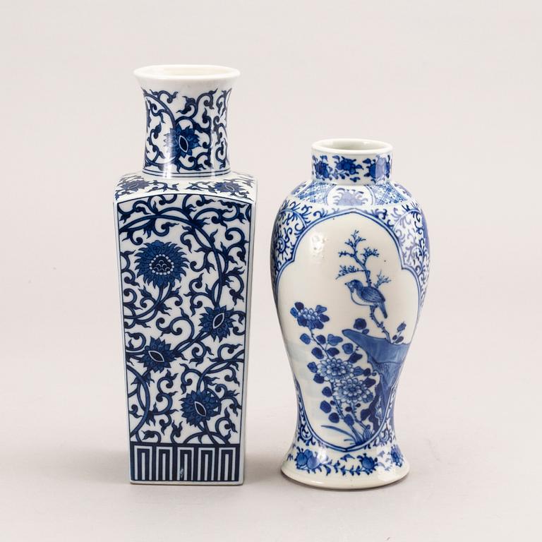 A set of two Chinese 19th/20th century porcelain vases.