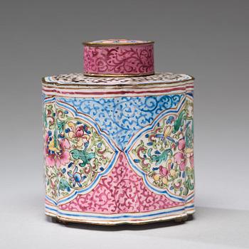 An enamelled tea caddy, Qing dynasty, 18th Century.