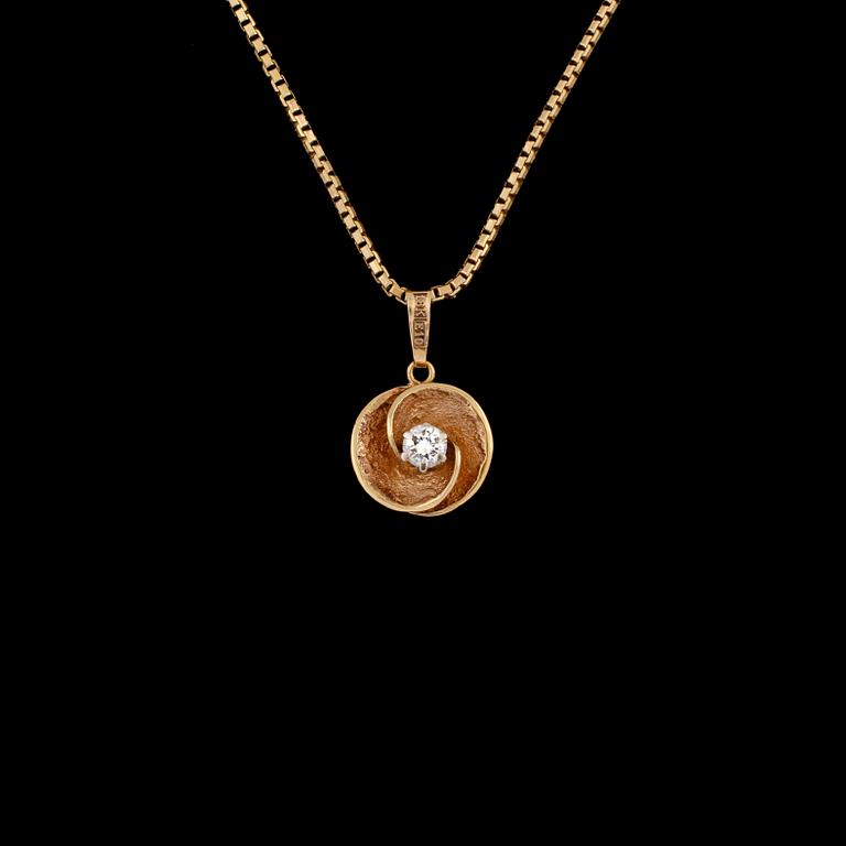 HÄNGE, 18K guld med briljatnslipad diamant, ca 0.23 ct, MEMA, Lidköping, 2003. Vikt 9,8 g.