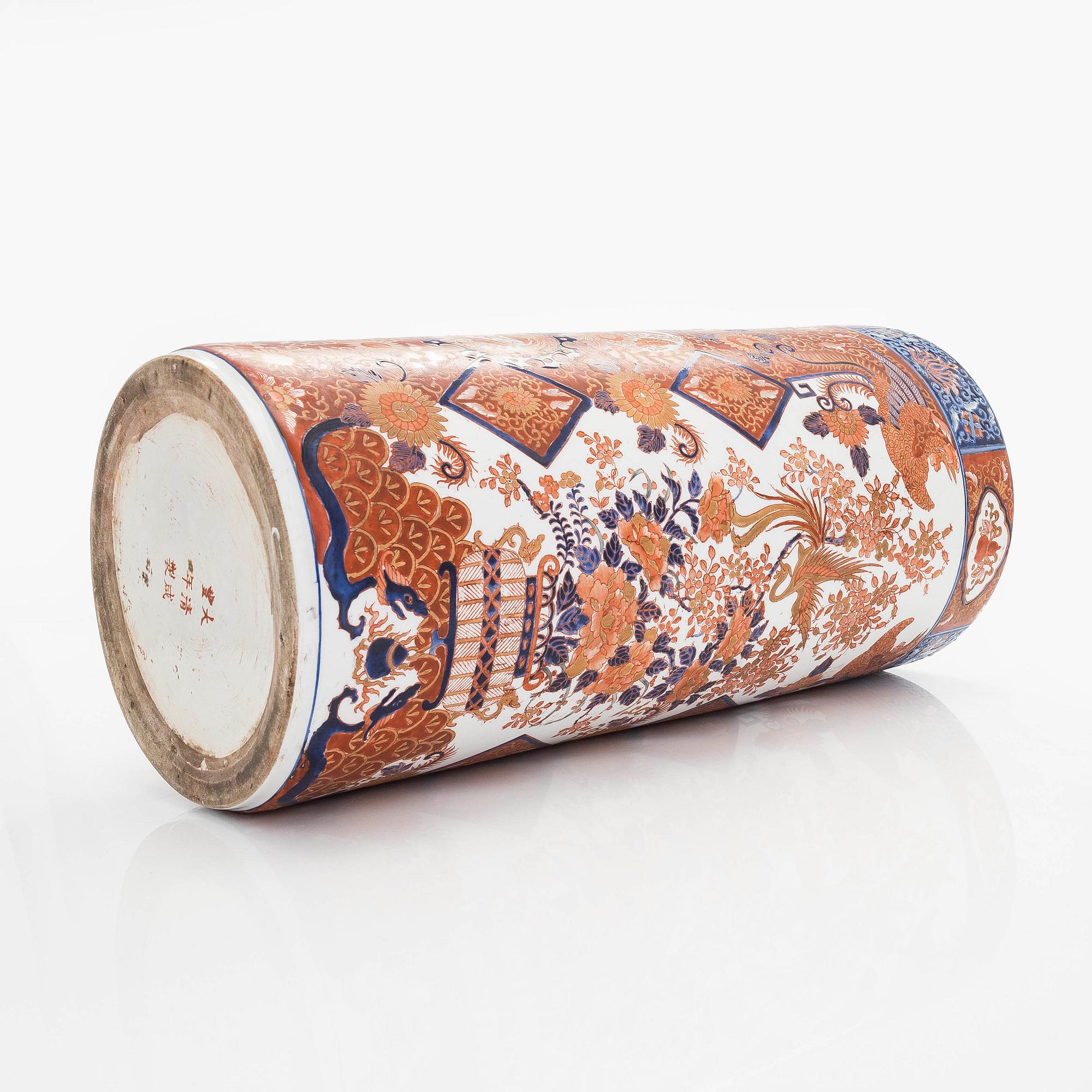 Paraplyställ, porslin, Japan, 1900-talets första hälft.