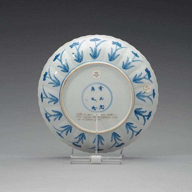 A set of five blue and white lotus shaped dishes, Qing dynasty Kangxi (1662-1723), with Chenghuas six characters mark.