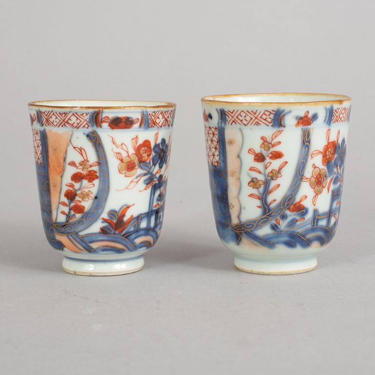 A set with two imari cups with stands (one extra stand), Qing dynasty, 18th Century.