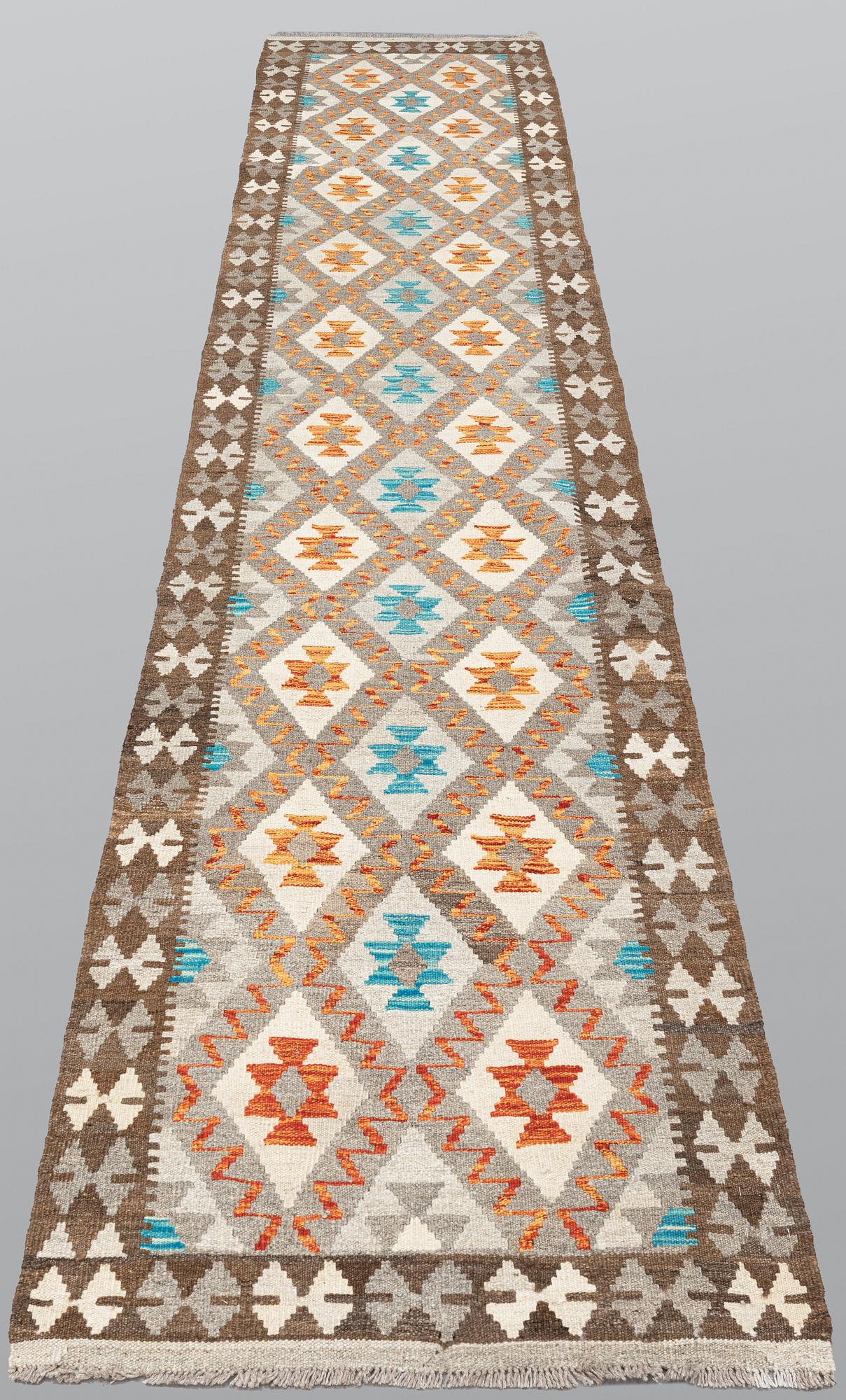 A Kilim runner, approx. 393 x 83 cm.
