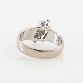 Ring 18K white gold set with round brilliant-cut diamonds.