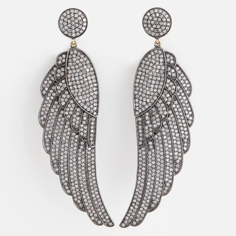 ÖRHÄNGEN, Ebba Brahe Jewellery, 'Wings', ett par med diamanter.