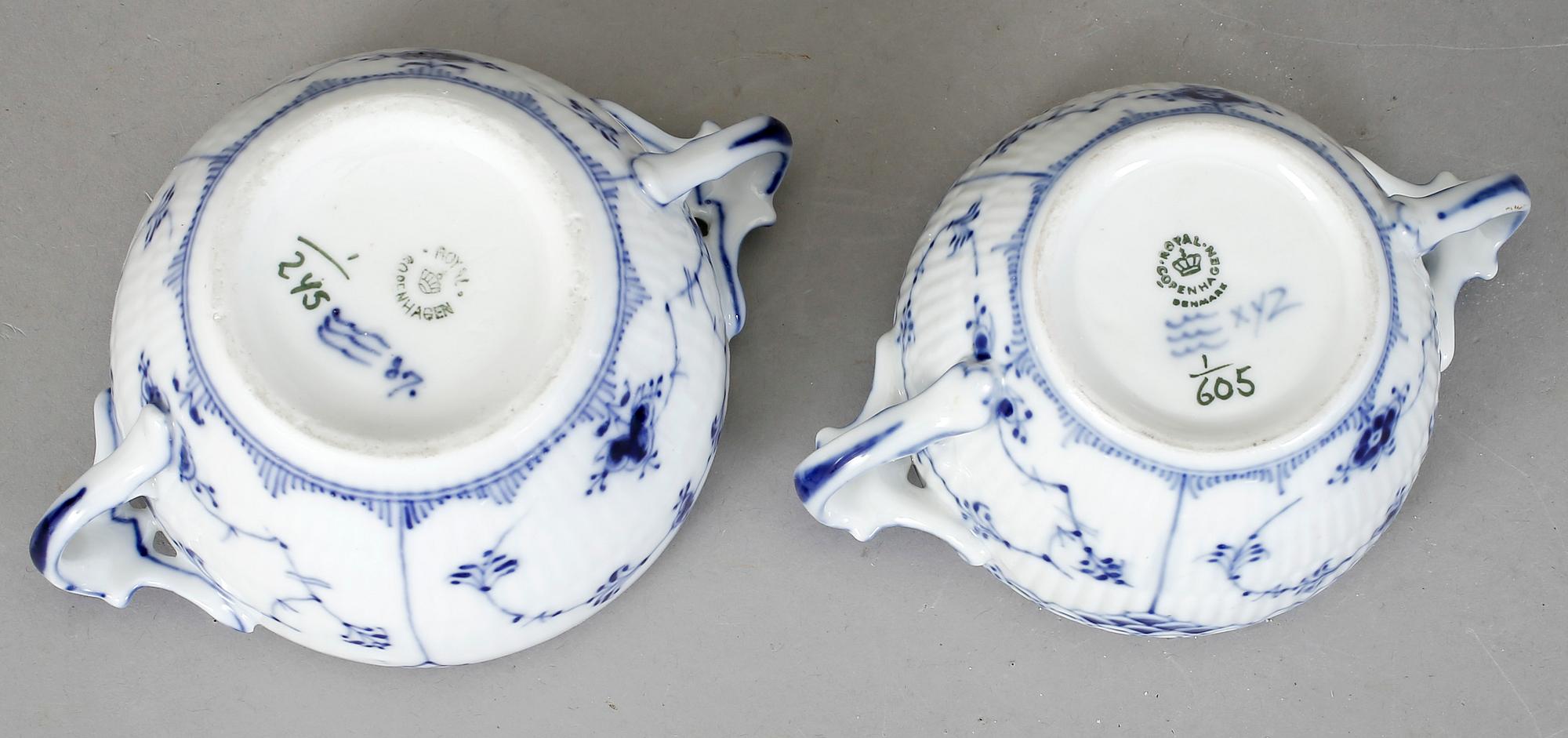 SOCKERSKÅLAR, ett par. "Musselmalet", Royal Copenhagen.