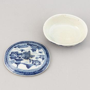 A group of famille rose porcelain, Qing dynasty, 18th Century. (pieces).