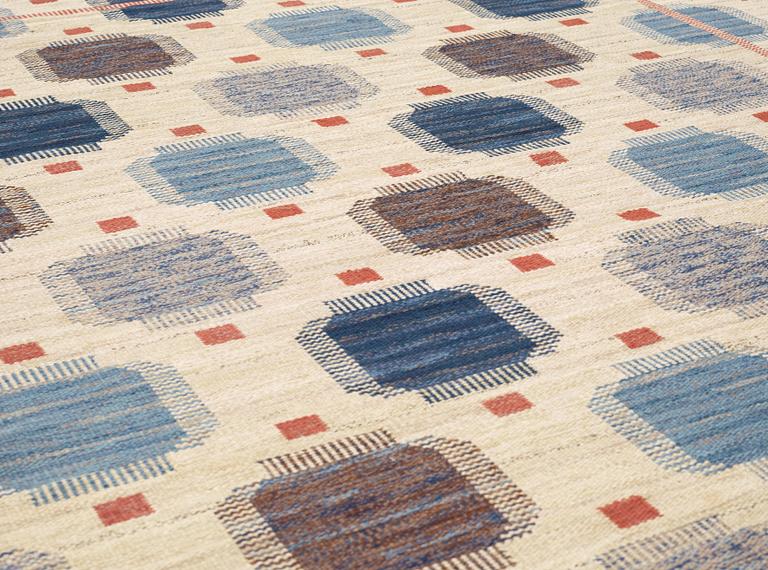 CARPET. "Blåplump". Flat weave. 285 x 253 cm. Signed AB MMF.