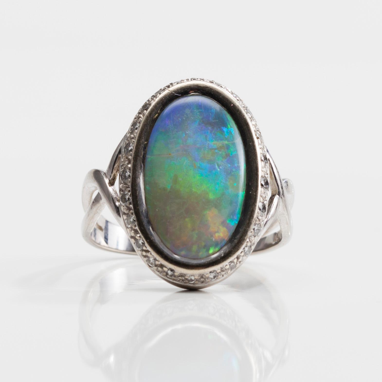 RING, 18K guld, opal 0,25 ct, diamanter. 1980-tal. Vikt 7,4 g.