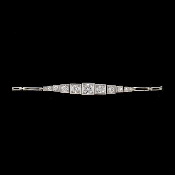 ARMBAND, 18k vitguld och briljantslipade diamanter tot ca1,00ct. CG Hallberg, 1933. Vikt ca 7 gram.