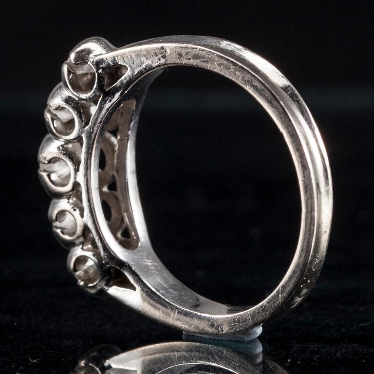 RING, vitguld, fem briljantslipade diamanter tot. ca 0,50 ct. 1900-talets senare hälft. Vikt 3,6 g.