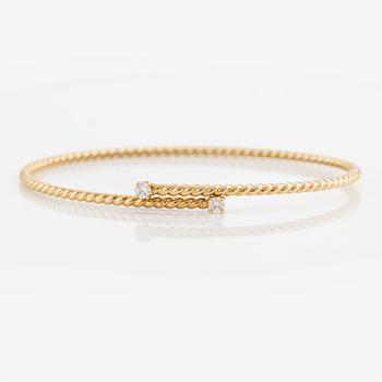 A Kiki McDonough bracelet in 18K gold with round brilliant-cut diamonds.